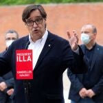 El ex ministro de Sanidad y actual líder del PSC, Salvador Illa (i), en declaraciones durante su paseo por las calles de la localidad vallesana de Canovelles este sábado.