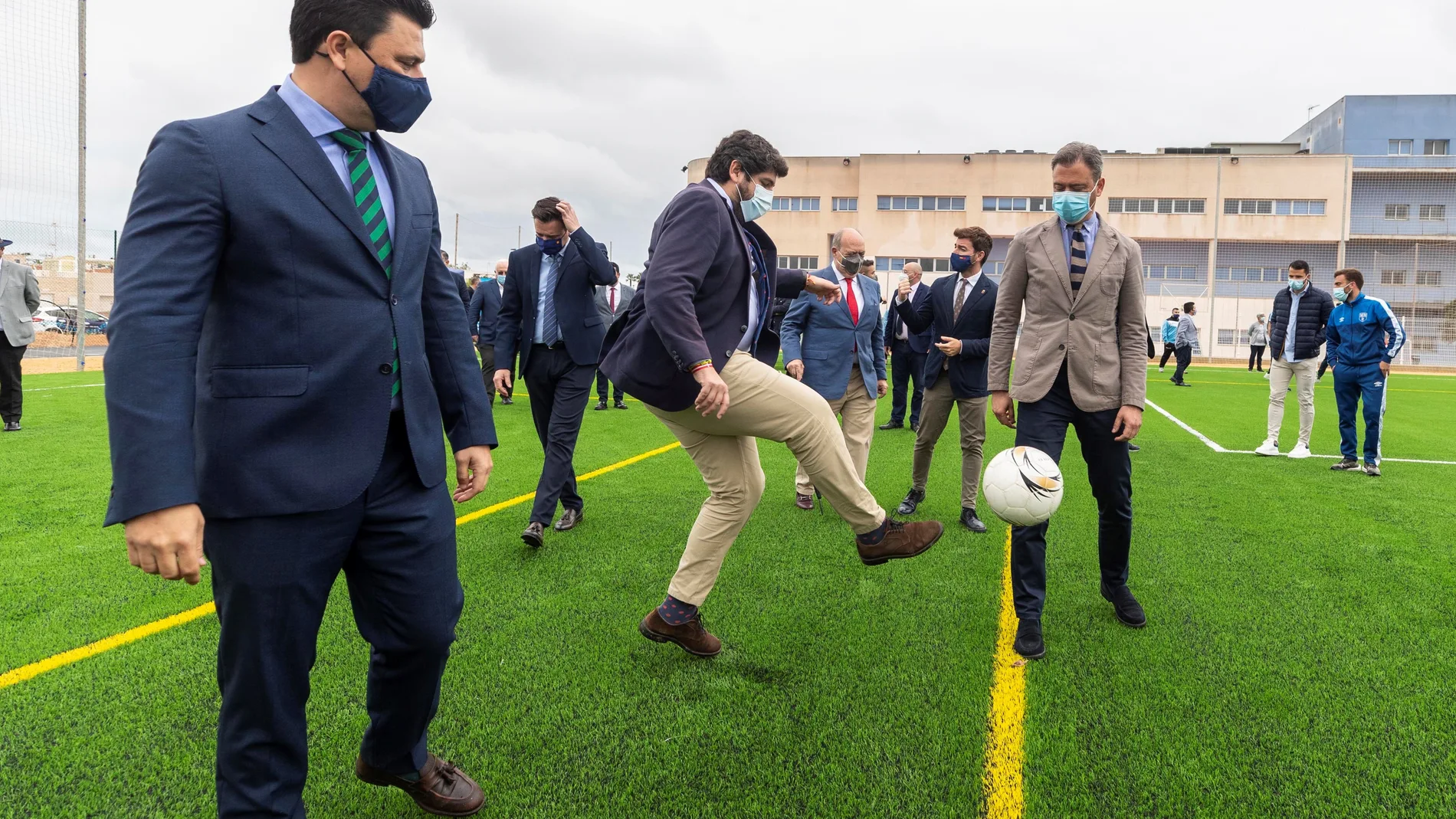 El presidente de la Comunidad de Murcia Fernando López Miras (c), el alcalde San Javier José Miguel Luengo (i) y el concejero de turismo y deportes Marcos Ortuño (d), este sábado durante un momento de la inauguración del campo de fútbol que forma parte del futuro complejo deportivo de la Facultad de Ciencias del Deporte de la Universidad de Murcia (UMU) en el municipio de San Javier.