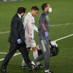 Lucas Vázquez se retira lesionado en el partido ante el Barcelona
