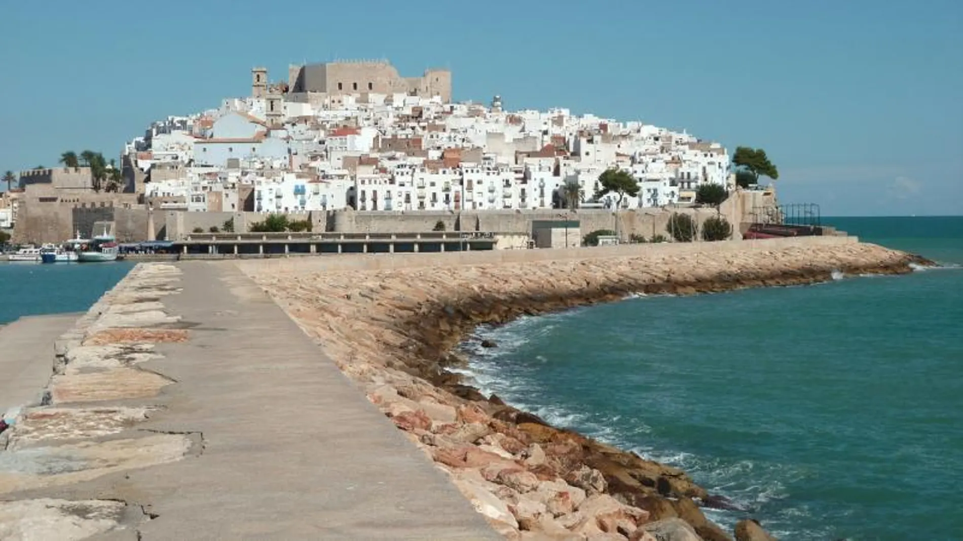 El Castillo de Papa Luna se alza majestuoso ante la hermosa localidad castellonense de Peñíscola