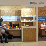 Varias personas reciben la vacuna de Pfizer durante la campaña de vacunación masiva que se lleva a cabo estos días en el recinto ferial de Orense