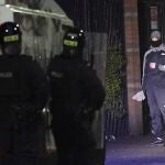 Un joven sostiene un objeto mientras mira a la Policía en un barrio unionista de Belfast el pasado viernes