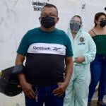 ACOMPAÑA CRÓNICA: ECUADOR ELECCIONES. AME9268. GUAYAQUIL (ECUADOR), 11/04/2021.- Varias personas acuden a un centro de votación en el colegio Calicuchima con doble mascarilla y un visor para protegerse del covid-19, hoy, en Guayaquil (Ecuador). La población de Guayaquil, la segunda más castigada por la covid-19 en Ecuador, salió este domingo a ejercer su derecho al voto con precaución ante la alerta de un repunte de contagios y muertes que recuerda la dureza con la que la enfermedad se cebó con ella hace exactamente un año. EFE/ Marcos Pin ACOMPAÑA CRÓNICA: ECUADOR ELECCIONES