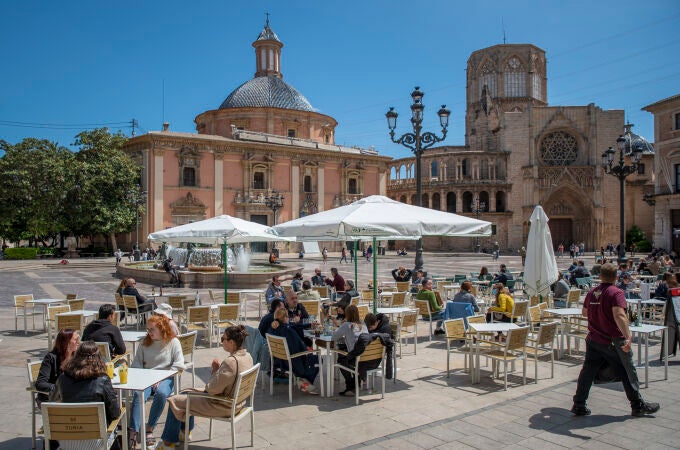 Imagen de varias terrazas situadas en la plaza de la Virgen de Valencia Imagen de varias terrazas situadas en la plaza de la Virgen de Valencia