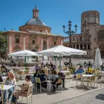 Imagen de varias terrazas situadas en la plaza de la Virgen de Valencia