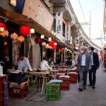 Tokyo (Japan), 12/04/2021.- People sit in a Japanese restaurant at Ueno district in Tokyo, Japan, 12 April 2021. Amid the resurgence of infection cases after the central government lifted the state of emergency on 21 March, the governors of Tokyo, Kyoto and Okinawa took stronger measures to curb the spread of COVID-19, among them asking restaurants to close by 8pm. (Jap&oacute;n, Tokio) EFE/EPA/FRANCK ROBICHON