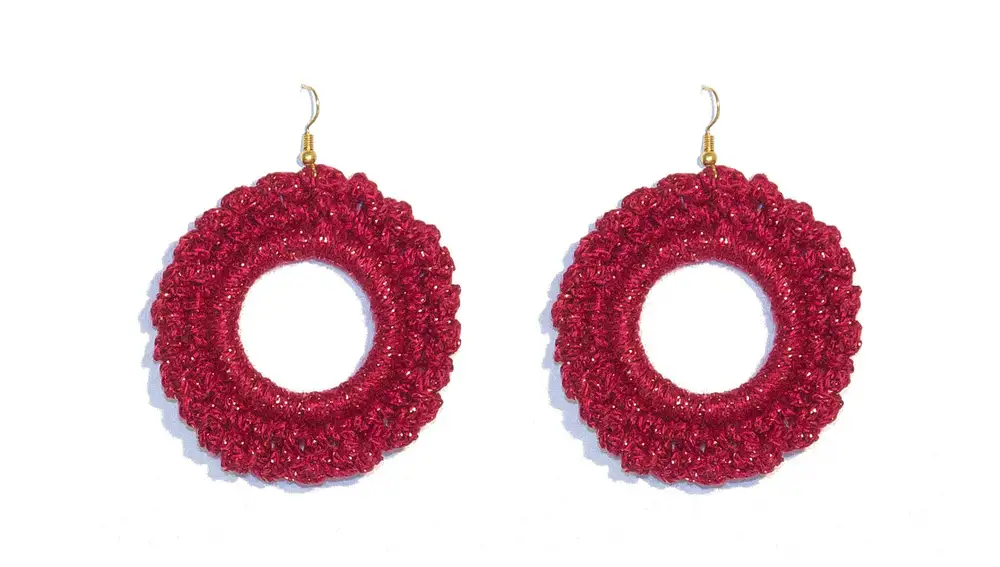 Pendientes círculos rojo.