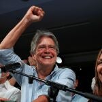 Guillermo Lasso y su mujer Maria de Lourdes Alcivar ayer en Guayaquil, Ecuador