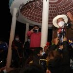 El candidato a la presidencia de Perú Pedro Castillo, del partido Perú Libre, se dirige a sus seguidores en la plaza de armas de Tacabamba ayer, en el departamento de Cajamarca (Perú) tras saber que había ganado la primera vuelta en Perú