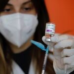 Una sanitaria prepara una dosis de la vacuna contra la covid-19