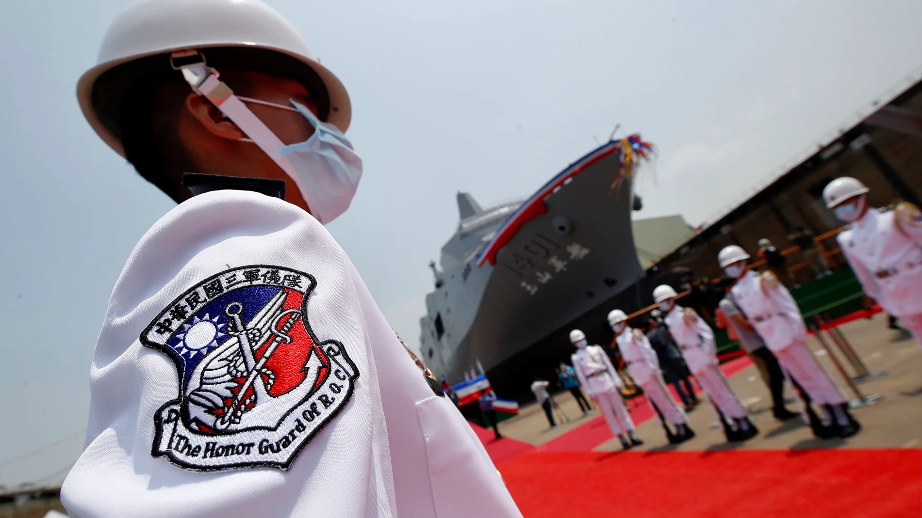 Miembros de la guardia de honor taiwanesa durante la botadura oficial del nuevo muelle de un nuevo buque de guerra