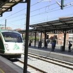 Un tren de Adif a su paso por Palencia