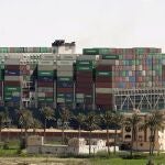 Imagen del "Ever Given" justo después de que fuera parcialmente reflotado en el Canal de Suez, el 29 de marzo