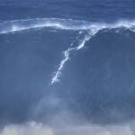 Antonio Laureano, subido a la ola de 30,9 metros en Nazaré.