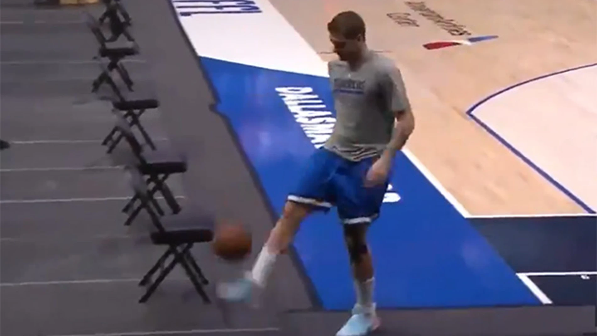 Luka Doncic da toques al balón con el pie antes de un partido con Dallas en la NBA.