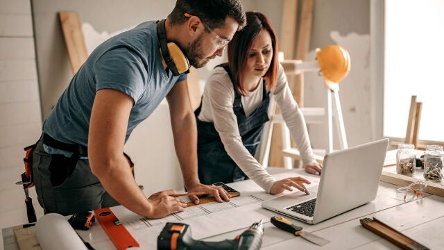 Dos personas reforman una vivienda