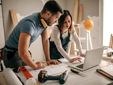 Dos personas reforman una vivienda Además del ahorro energético, apostar por una rehabilitación sostenible del hogar supone una mejora en la calidad de vida