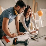 Dos personas reforman una vivienda