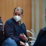 Werner S., líder del Gruppe S, es conducido por la Policía al tribunal de Stuttgart que le juzga a él y a otros once neonazis