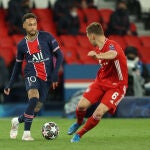 Neymar, frente a Joshua Kimmich durante el PSG-Bayern.