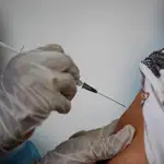 La patronal farmacéutica considera que el problema de la falta de dosis no se resolverá con la liberación de patentes