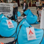Varios trabajadores del ocio nocturno acampan ante el Palau de la Generalitat, a 13 de abril de 2021, en Valencia