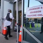 Una mujer espera su turno para ser vacunada en California (Estados Unidos)