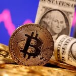 Representación de una criptomoneda o 'bitcoin' junto con dólares de EEUU