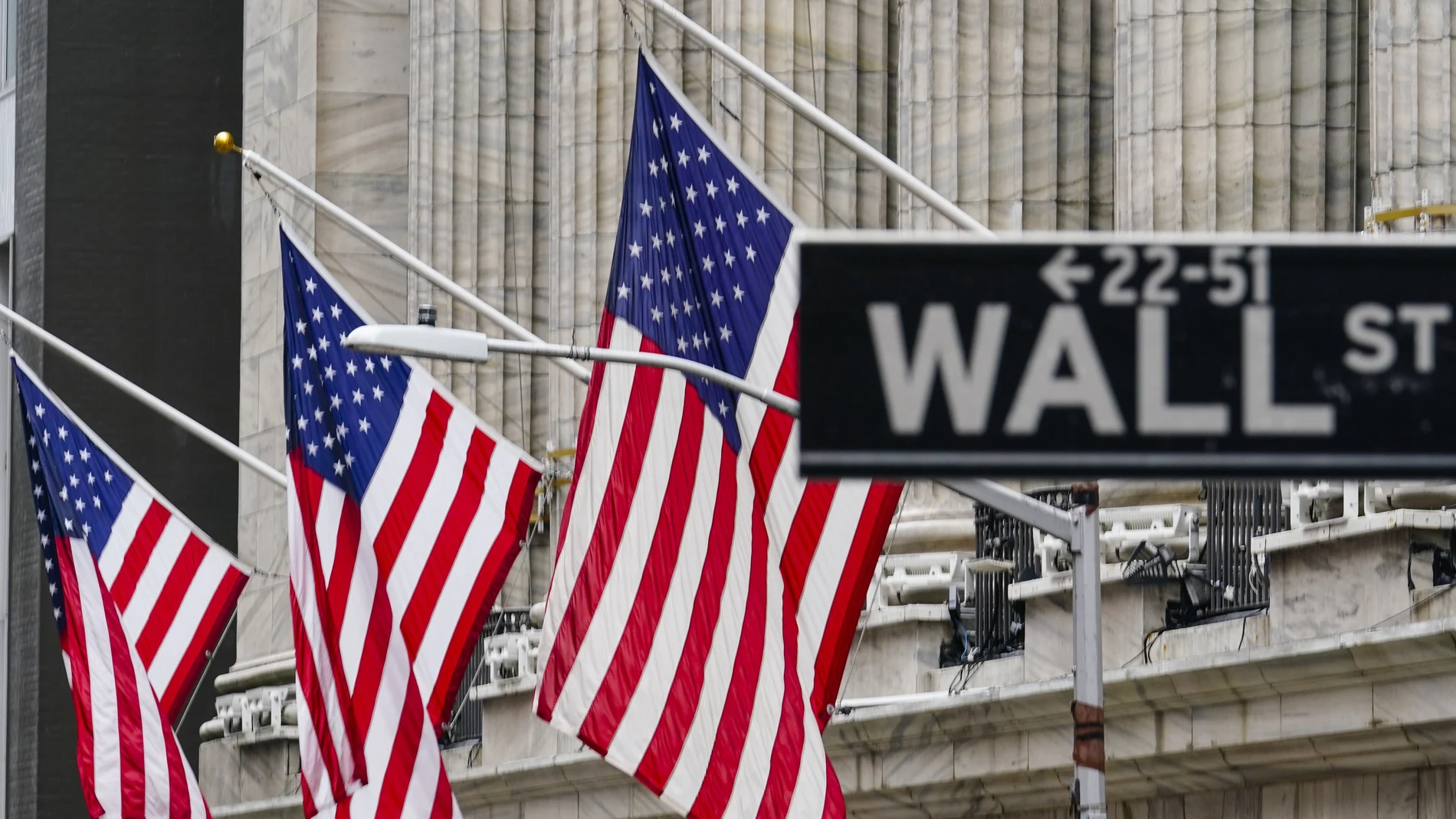 Las barras y estrellas ondeando en Wall Street