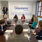La presidenta del PP, Isabel Bonig, se ha reunido con el grupo municipal del PP en el Ayuntamiento de Valencia