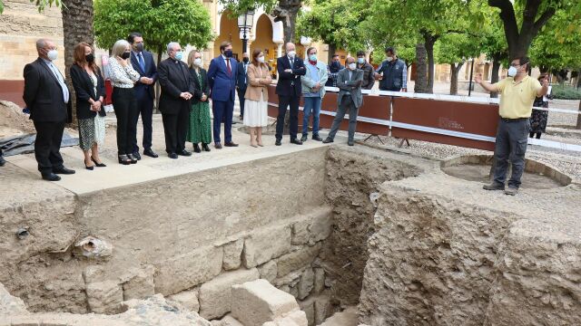 Del Pozo y Bellido observan, junto a responsables del Cabildo y el resto de autoridades, la excavación arqueológica en el Patio de los Naranjos de la Mezquita-Catedral de Córdoba