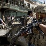 Un soldado estadounidense en el lugar donde un coche bomba suicida atacó un convoy de la OTAN en Kabul, Afganistán, el 16 de mayo de 2013