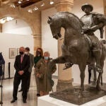El alcalde de Salamanca, Carlos García Carbayo; el director general de la Fundación Mapfre, Julio Domingo Souto, y el presidente de la Fundación Venancio Blanco, Francisco Blanco, inauguran la exposición ‘Alma Charra. La tradición salmantina en la obra de Venancio Blanco’
