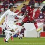 Sadio Mane, contra Valverde y Militao, en el Liverpool-Real Madrid de Champions