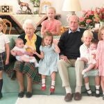 La reina Isabel y el príncipe Felipe junto a sus bisnietos
