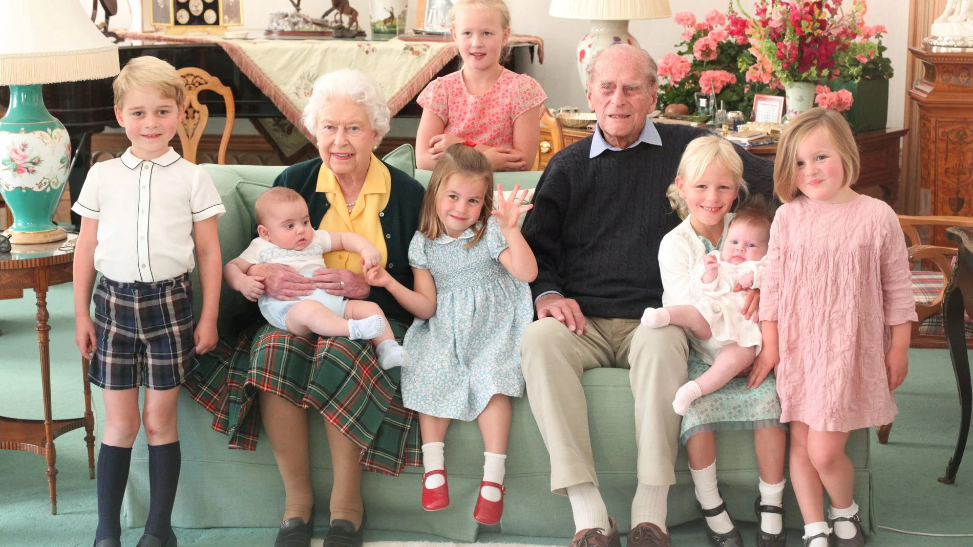 La reina Isabel y el príncipe Felipe junto a sus bisnietos