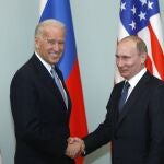 El entonces vicepresidente de EE UU, Joe Biden, saluda al el entonces primer ministro de Rusia, Vladimir Putin en Moscú