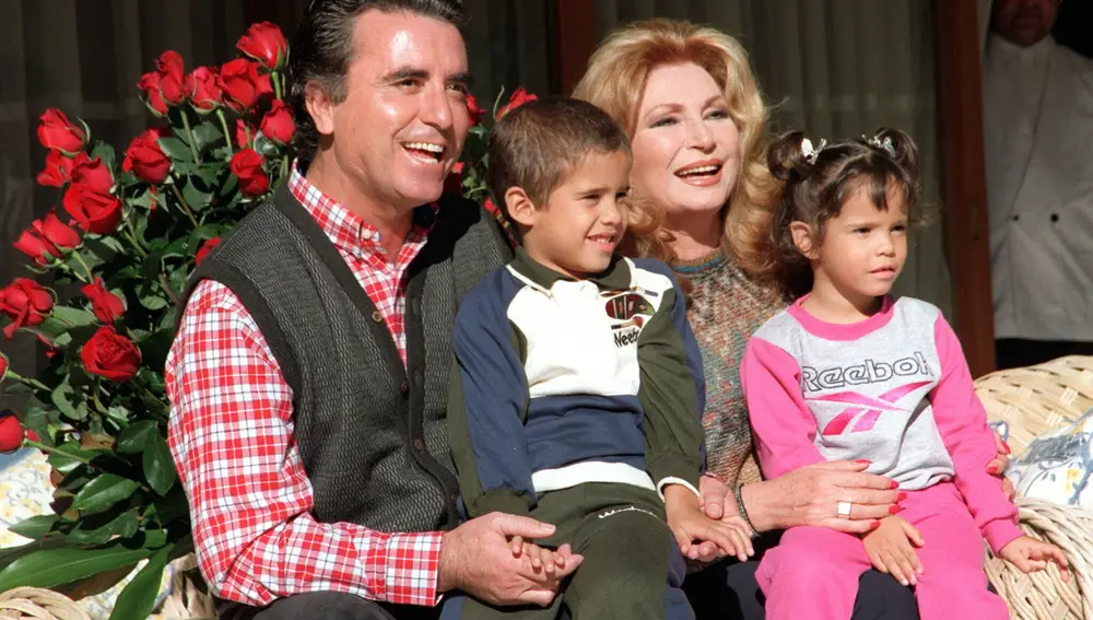 Rocío Jurado y José Ortega Cano presentan a sus hijos, Gloria Camila y José Fernando