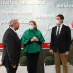 La consejera de Familia e Igualdad de Oportunidades, Isabel Blanco, y el consejero de la Presidencia, Ángel Ibáñez (2D), junto al presidente regional de Cruz Roja, José Ignacio de Luis (I), y el presidente de Cruz Roja de Burgos, Arturo Almansa (D)