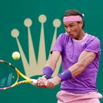 Nadal golpea un revés en su partido contra Rublev en Montecarlo