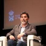 Víctor del Árbol, uno de los escritores más importantes del panorama nacional, ayer en la Feria del Libro de Tomares