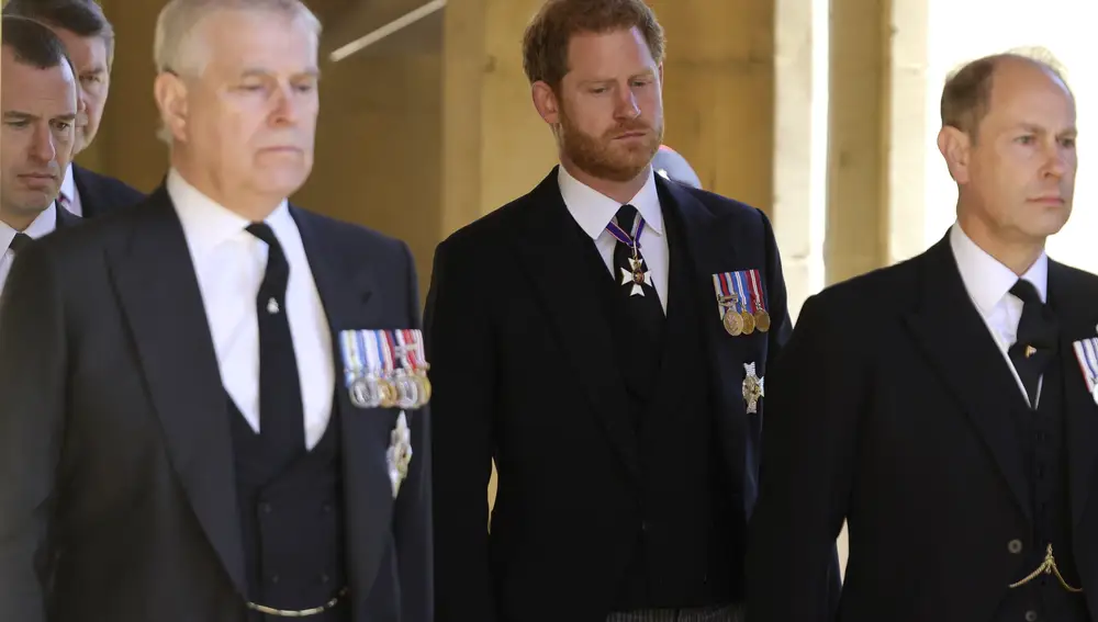 El príncipe Andrés y el príncipe Harry, en el funeral por el fallecimiento del duque de Edimburgo. (Chris Jackson/Pool via AP)
