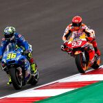 Marc Márquez sigue a Joan Mir durante los entrenamientos de este sábado en Portimao