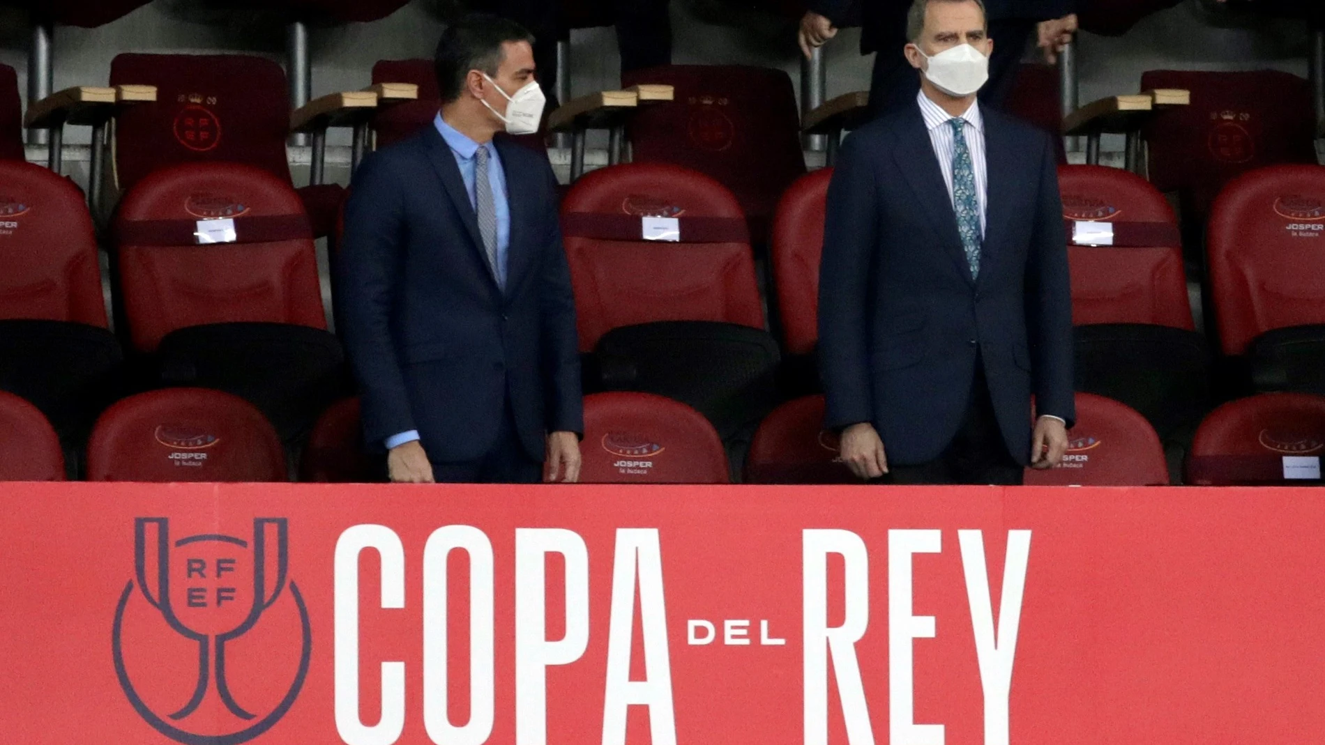 Pedro Sánchez y Felipe VI, en el palco del estadio de La Cartuja
