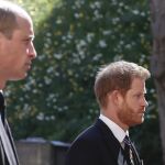 El Príncipe Guillermo, a la izquierda, junto al Príncipe Harry, durante el funeral por su abuelo, el Duque de Edimburgo, hoy en el Palacio de Windsor.