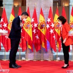 La Presidenta de la Comunidad de Madrid Isabel Diaz Ayuso recibió en septiembre en la Puerta del Sol al Presidente del Gobierno Pedro Sánchez.