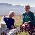 La reina Isabel y su difunto marido el Duque de Edimburgo en una imagen privada publicada hoy en Twitter por deseo de la monarca