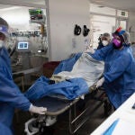 16 April 2021, Argentina, Buenos Aires: Health care members work in an intensive care unit amid the Corona pandemic. Due to the rapidly growing number of infections, the Argentine government has imposed curfews in the most affected regions as of Friday evening. Photo: Carlos Brigo/telam/dpa - ACHTUNG: Nur zur redaktionellen Verwendung und nur mit vollständiger Nennung des vorstehenden Credits16/04/2021 ONLY FOR USE IN SPAIN