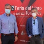 El alcalde de Tomares, José Luis Sanz, este domingo junto al escritor Santiago Posteguillo