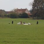 El impacto de la avioneta se produjo a unos 100 metros de una zona residencial y a unos 50 metros de una carretera.